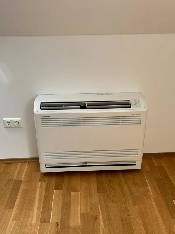 Moderne Mitsubishi Boden-Klimaanlage mit Inverter-Technologie in einem Dachgeschosszimmer, montiert von Anbar Kälte Klima Service in Braunschweig